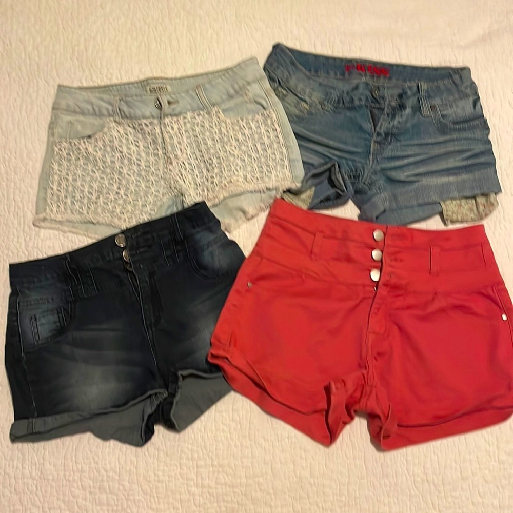 BUNDLE OF FOUR WOMEN’S SHORTS